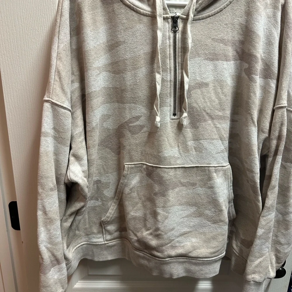 American Eagle Women's Beige Camo Sweater pre-owned size L/ A224